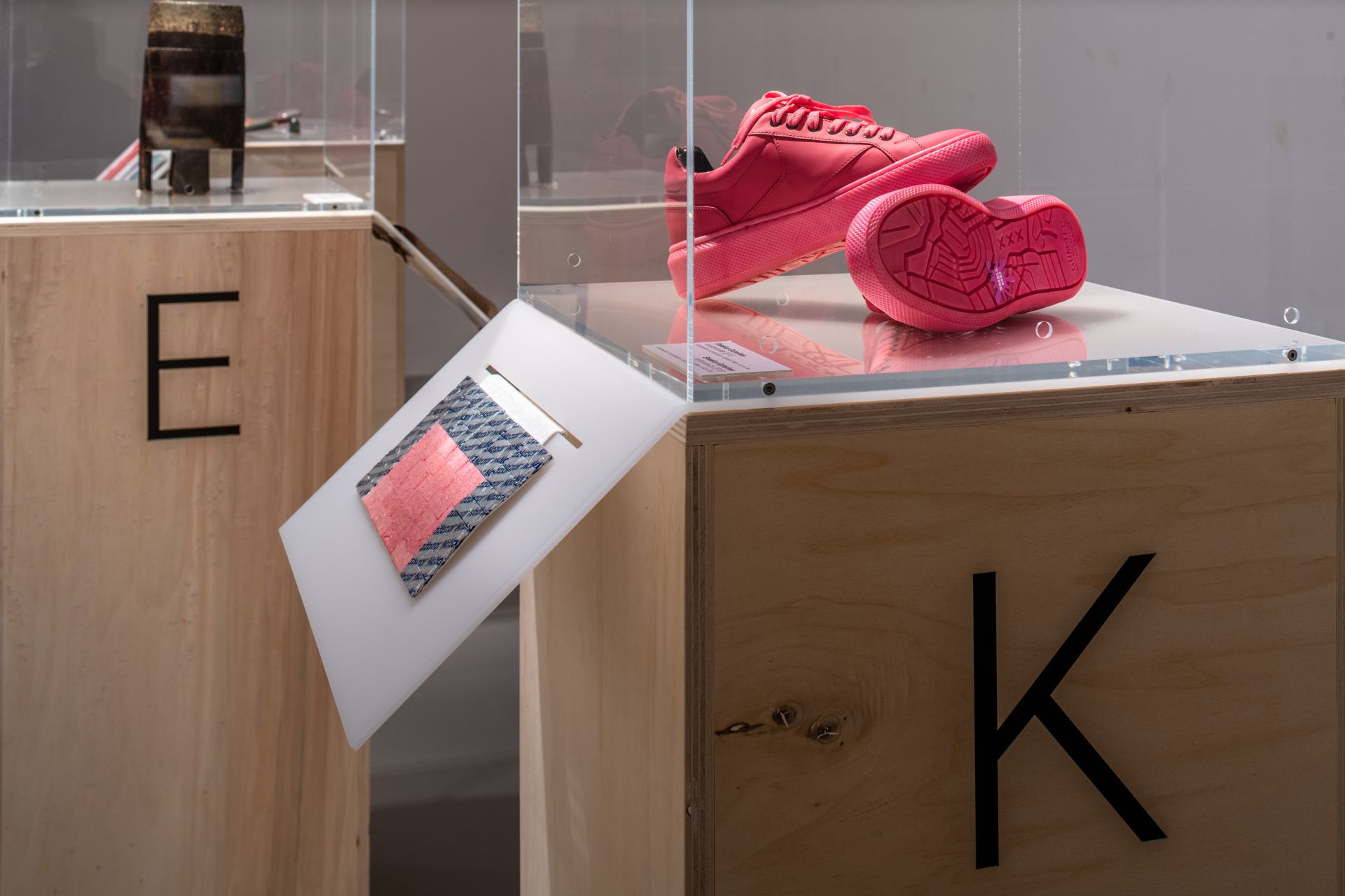 Sneaker mit Sohle aus recycelten Kaugummis, Gumshoe, Kooperation von I amsterdam x Explicit Wear x Gum-Tec, Niederlande, 2018