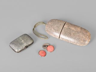 Coin purse, approx. 1930; buttons, 19th century both Europe and glasses case, China, 19th century (Qing Dynasty) © DLM, L. Brichta