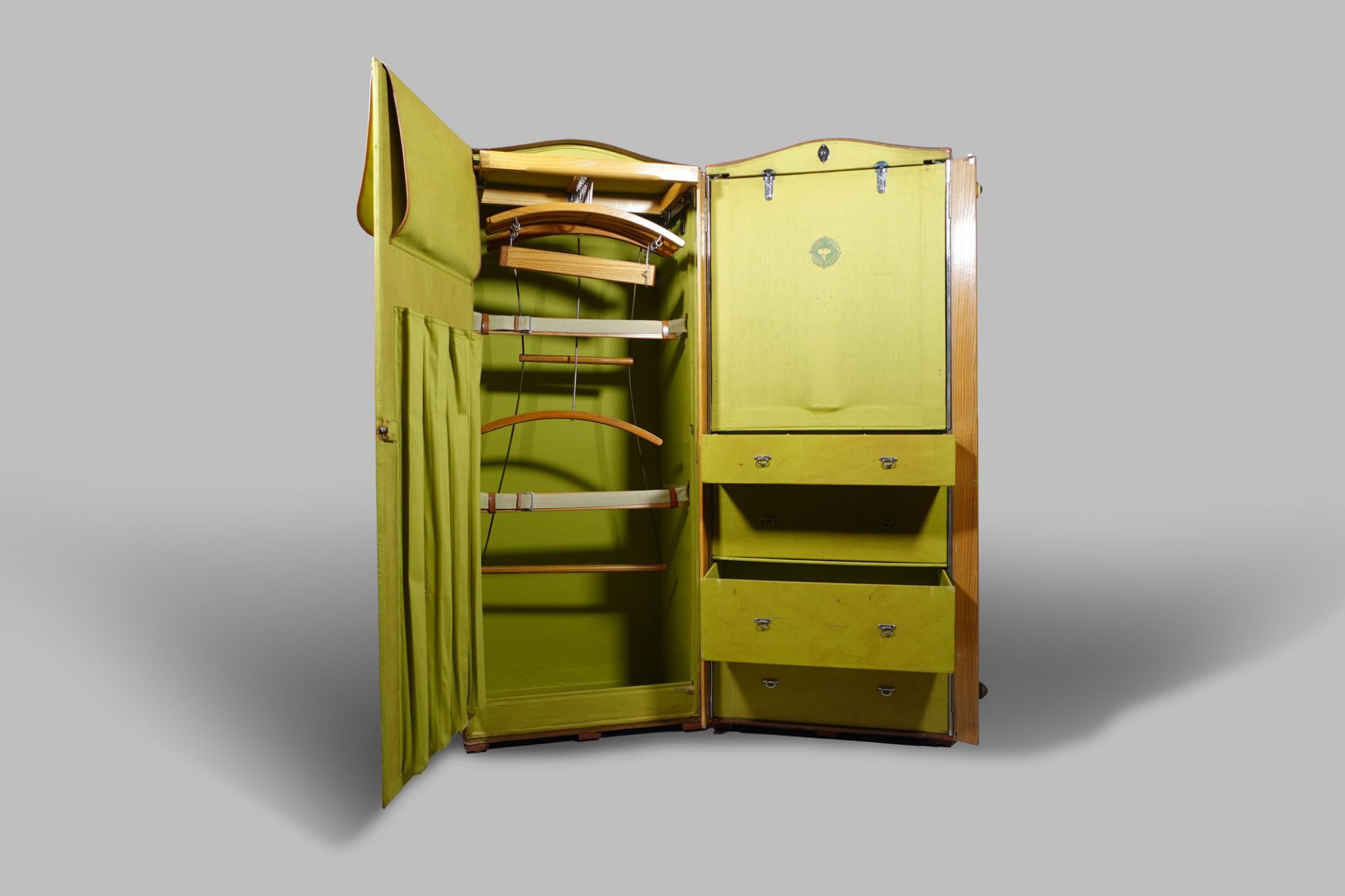 Schrankkoffer, Mädlers Welt-Schrank-Koffer Nr. 532, Moritz Mädler Koffer- und Lederwarenfabrik, Leipzig, um 1919 Schrankkoffer, Mädlers Welt-Schrank-Koffer Nr. 532, Moritz Mädler Koffer- und Lederwarenfabrik, Leipzig, um 1919