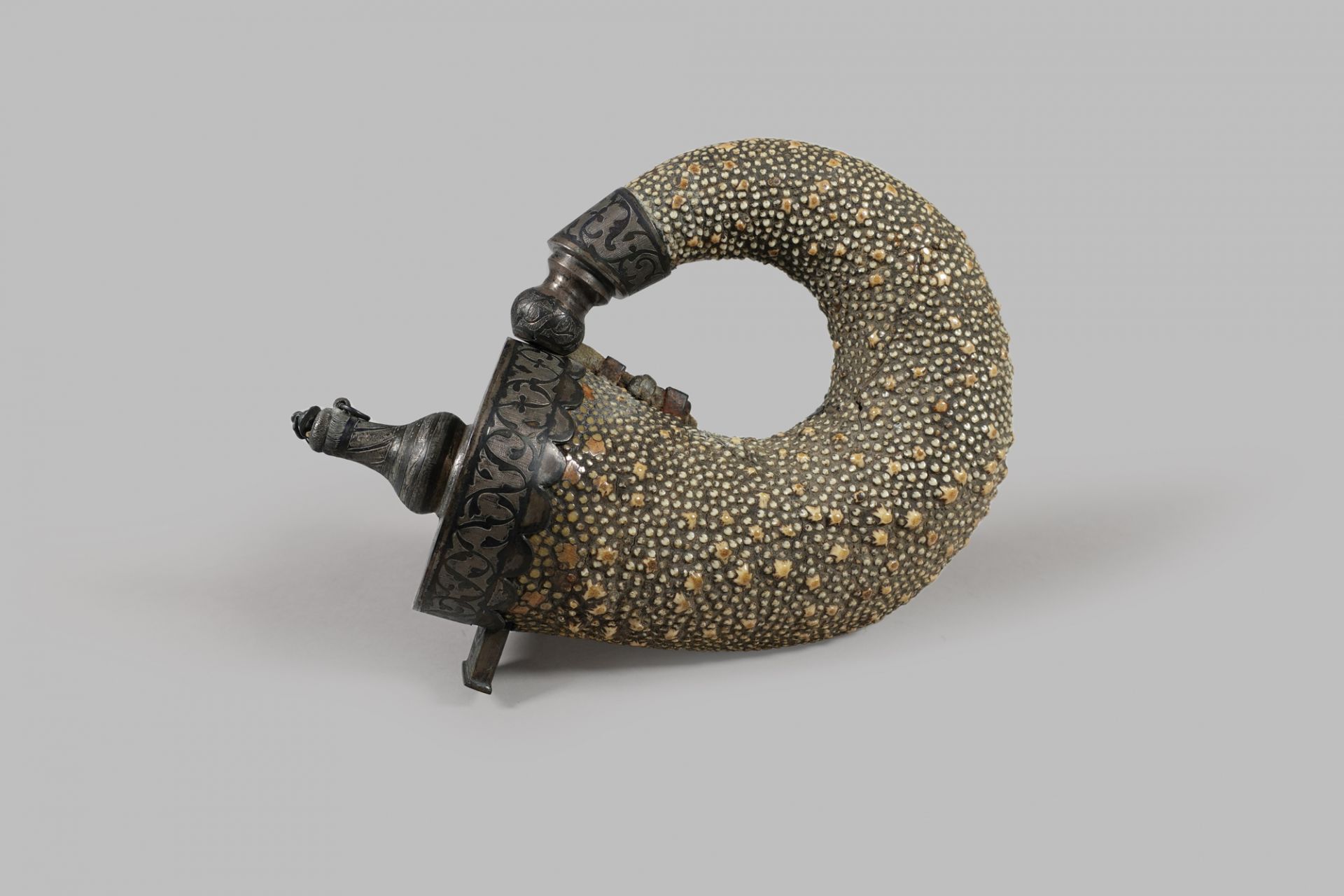 Pulverhorn mit Sternrochenleder, Russland, 1795 Pulverhorn mit Sternrochenleder, Russland, 1795