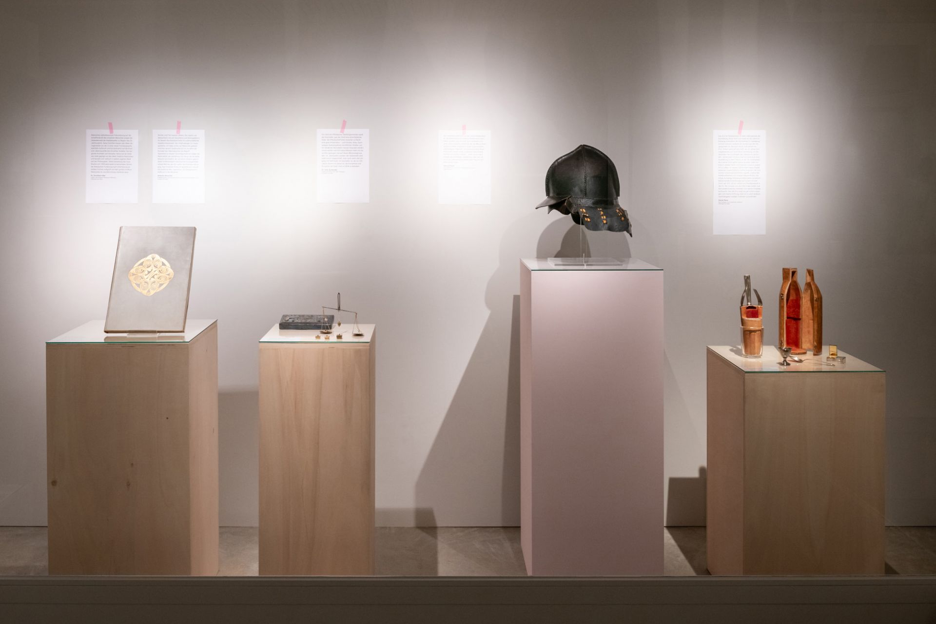 View of the exhibition, chapter INVITEES View of the exhibition, chapter INVITEES