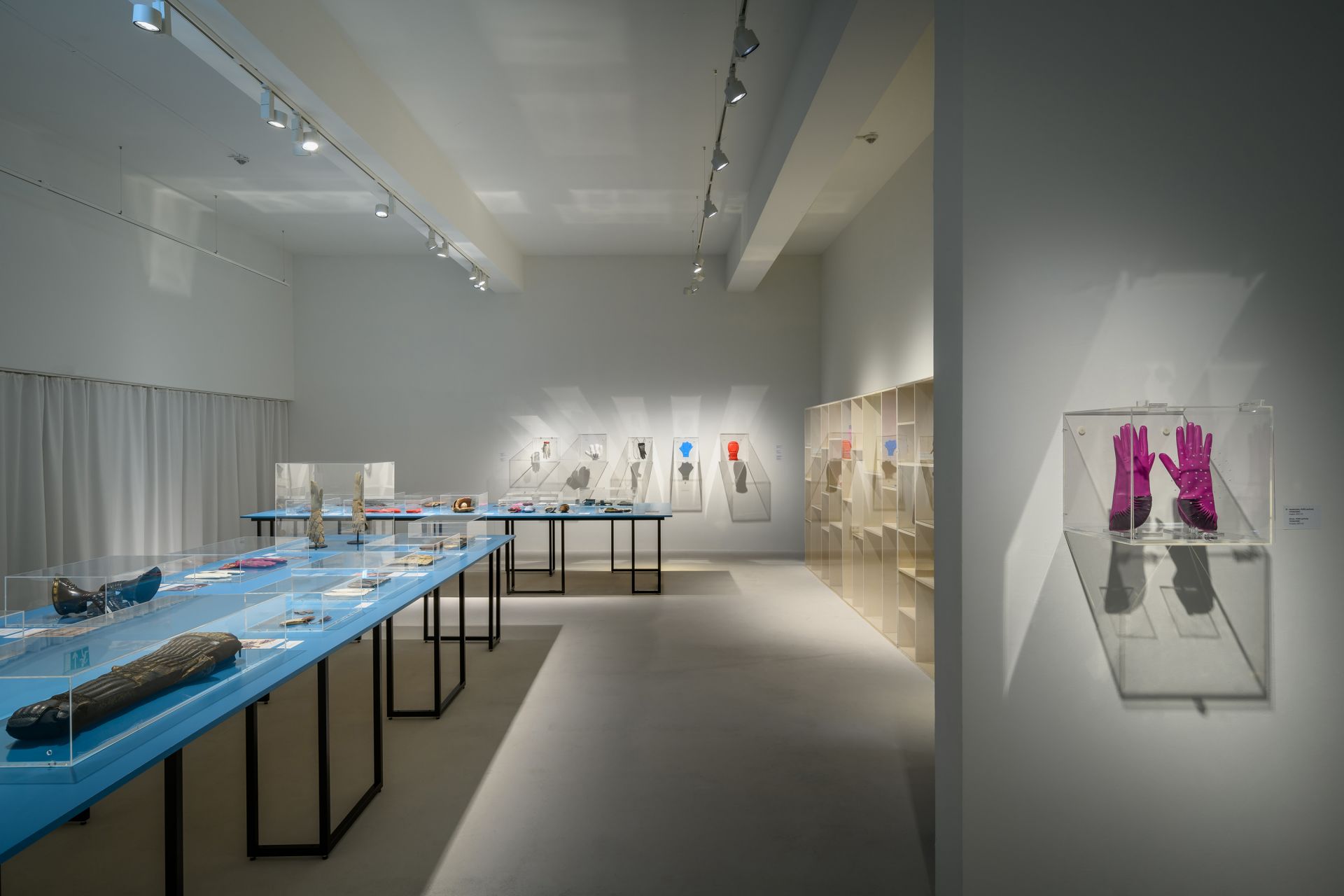 View of the exhibition, chapter STATUS AND SYMBOLIC ACCESSORY and MULTIFUNCTIONAL GARMENT © Deutsches Ledermuseum, M. Bernoully