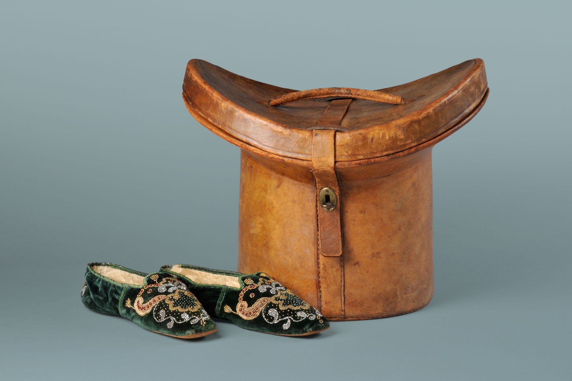 Johann Wolfgang von Goethe’s top hat bandbox, origin unknown, early 19th century and Ulrike von Levetzow’s slippers, origin unknown, approx. 1825