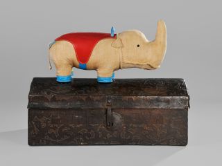Chest, South Tyrol, 16th century and Rhino, toy made from bast fiber, Renate Müller, East Germany, 1970 © DLM, C. Perl-Appl
