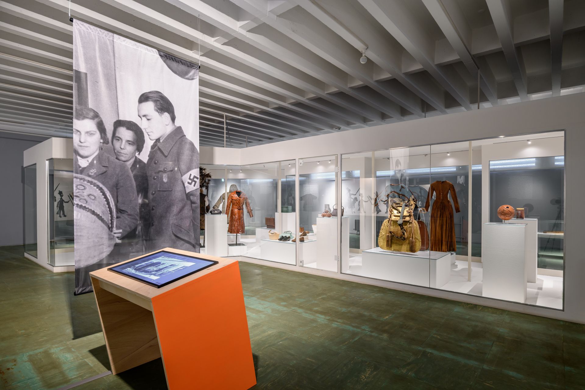 Media station ‘Deutsches Ledermuseum during the Nazi era’ in the collection exhibition LEATHER.WORLD.HISTORY. Media station ‘Deutsches Ledermuseum during the Nazi era’ in the collection exhibition LEATHER.WORLD.HISTORY.