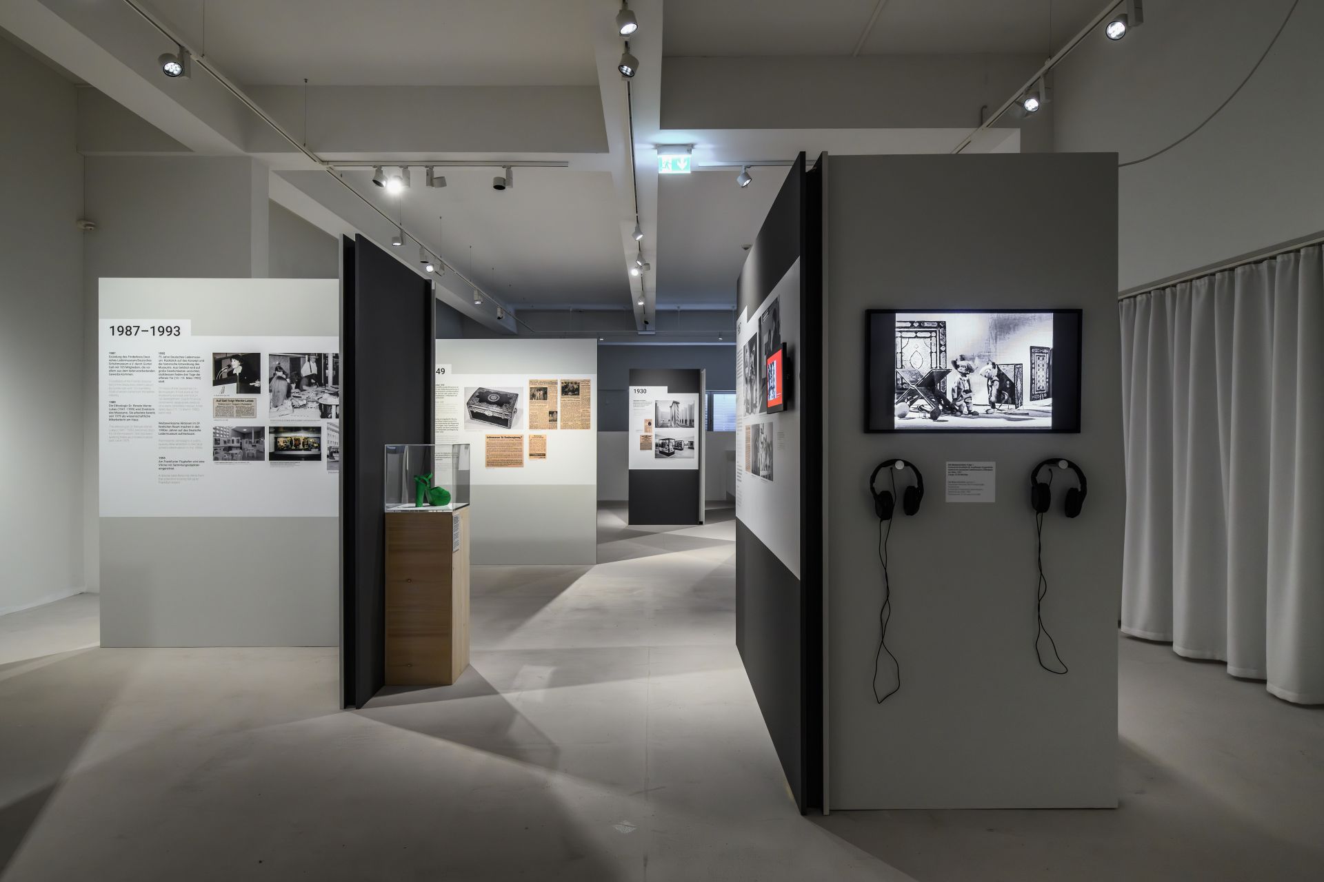 Walkthrough timeline; period from 1987 to 1993 and the video installation ‘Die Museumsratten’, episode 1, filmed at the museum in 1967 Walkthrough timeline; period from 1987 to 1993 and the video installation ‘Die Museumsratten’, episode 1, filmed at the museum in 1967