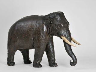 Tierplastik eines Elefanten, vermutlich Europa, 19. Jahrhundert; Schweinsleder, Holz, Elfenbein; Ankauf 1925