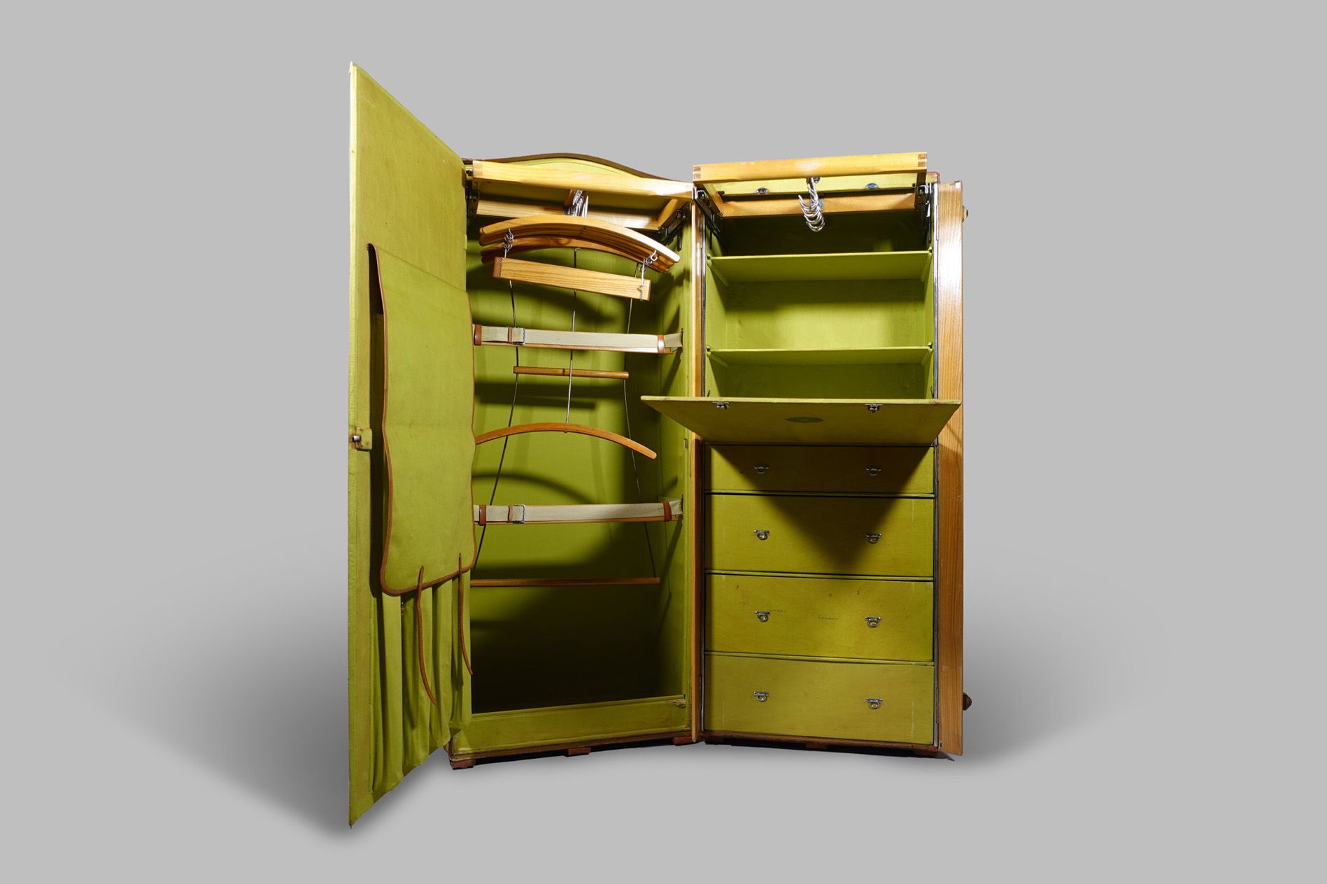 Schrankkoffer, M&auml;dlers Welt-Schrank-Koffer Nr. 532, Moritz M&auml;dler Koffer- und Lederwarenfabrik, Leipzig, um 1919 &copy; Deutsches Ledermuseum, N. Ungar