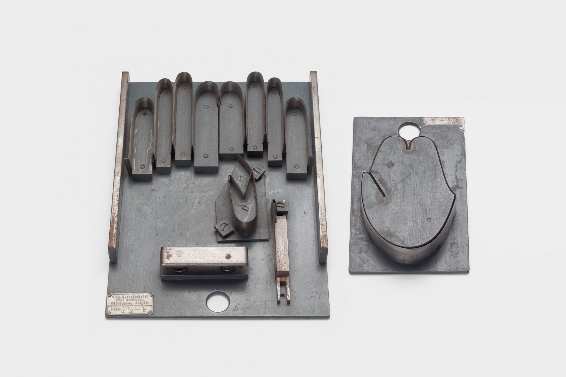 Stanzkaliber für Handfläche und Daumen, 20. Jh. / Eisen oder Stahl © Deutsches Ledermuseum, M. Url