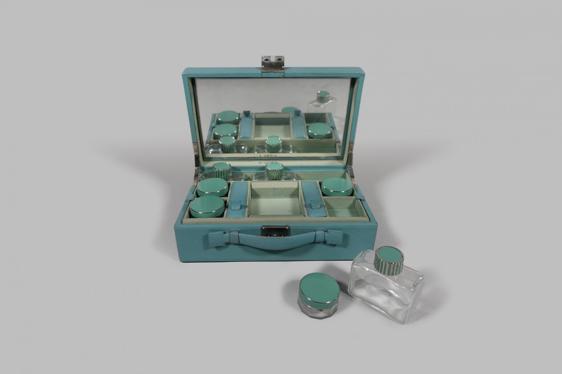 Kosmetikkoffer mit Einrichtung, Goldpfeil, Offenbach am Main, vor 1940 &copy; Deutsches Ledermuseum, N. Ungar