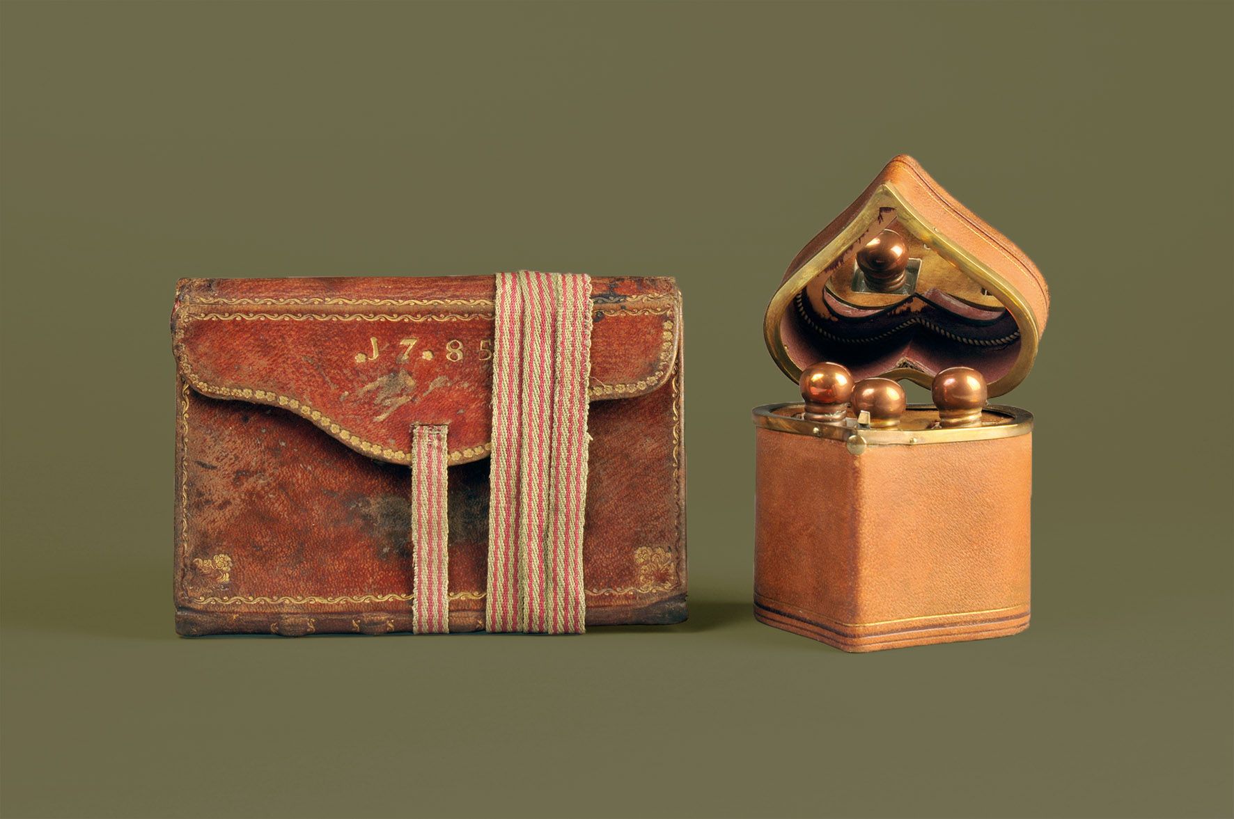 Brieftasche mit Überschlag, Offenbach am Main, um 1785 und Offenbacher Herzchen, Offenbach am Main, um 1870 © Deutsches Ledermuseum, C. Perl-Appl