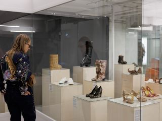 Ausstellungsansicht Am Wendepunkt: Das Deutsche Ledermuseum.