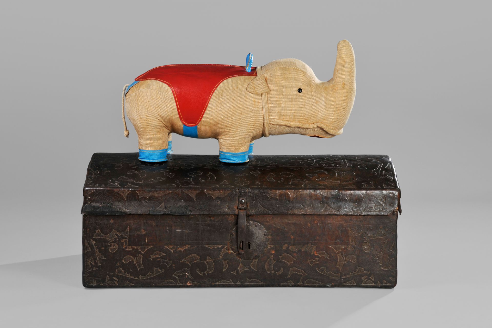 Truhe, S&uuml;dtirol, 16. Jh. und Nashorn, Rupfenspielzeug, Renate M&uuml;ller, DDR, 1970 &copy; Deutsches Ledermuseum, C. Perl-Appl