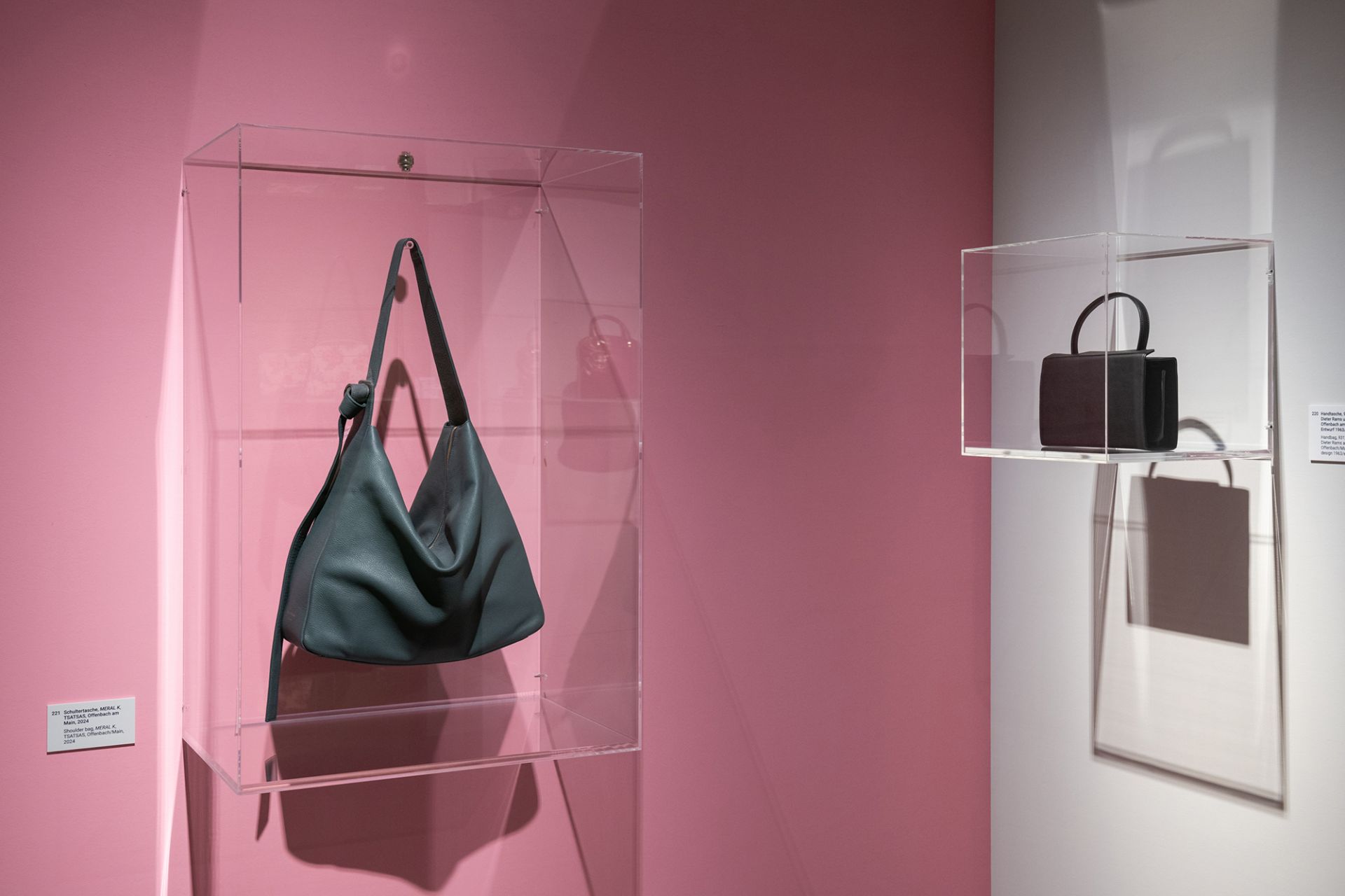 Schultertasche, MERAL K, TSATSAS, Offenbach am Main, 2024 und Handtasche, 931, Dieter Rams und TSATSAS, Offenbach am Main, Entwurf 1963/Edition 2018