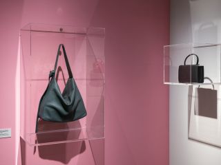 Schultertasche, MERAL K, TSATSAS, Offenbach am Main, 2024 und Handtasche, 931, Dieter Rams und TSATSAS, Offenbach am Main, Entwurf 1963/Edition 2018