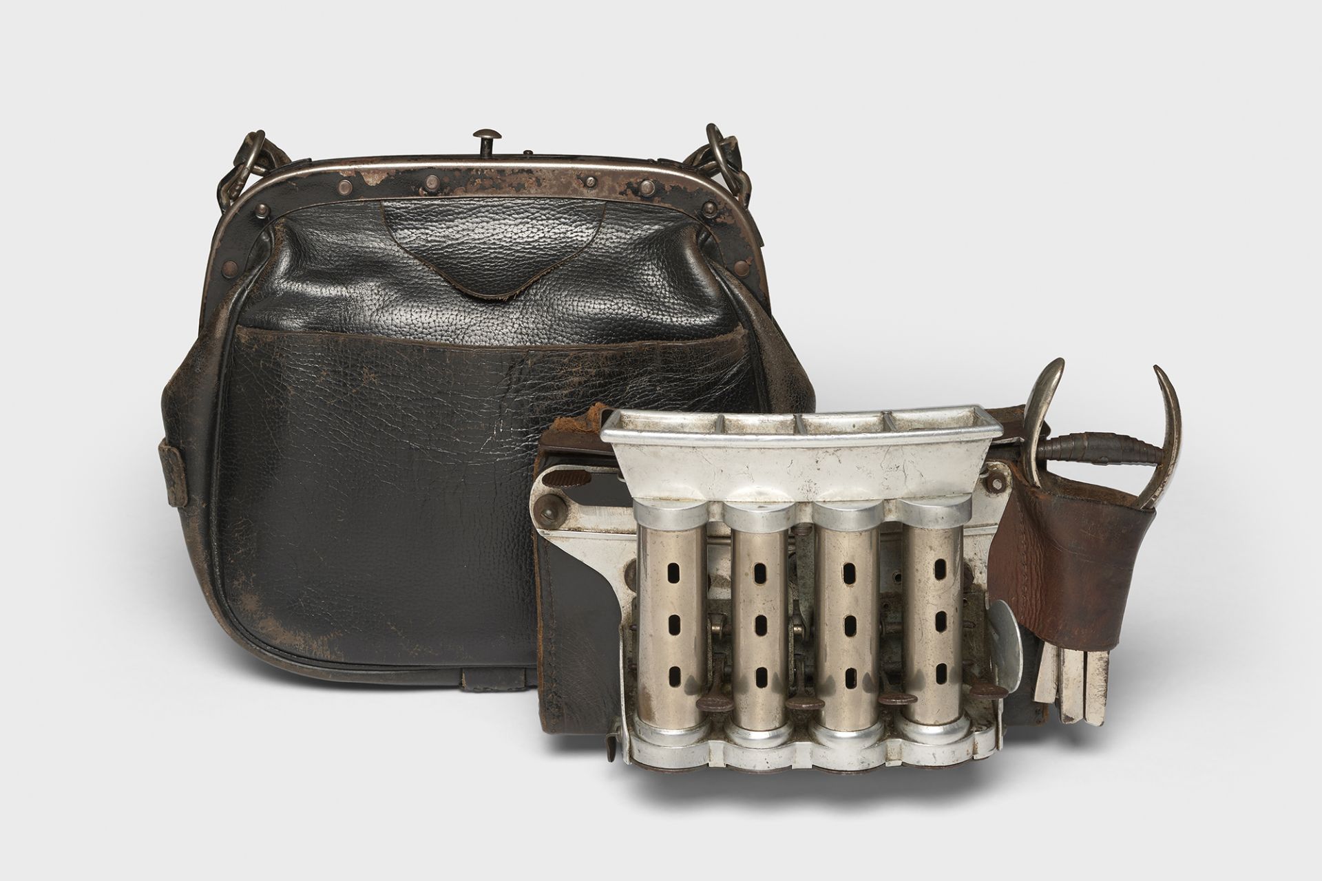 Schaffnertasche mit Galoppwechsler und Lochzange, Professor Alfred Krauth Apparatebau, Deutschland, um 1950