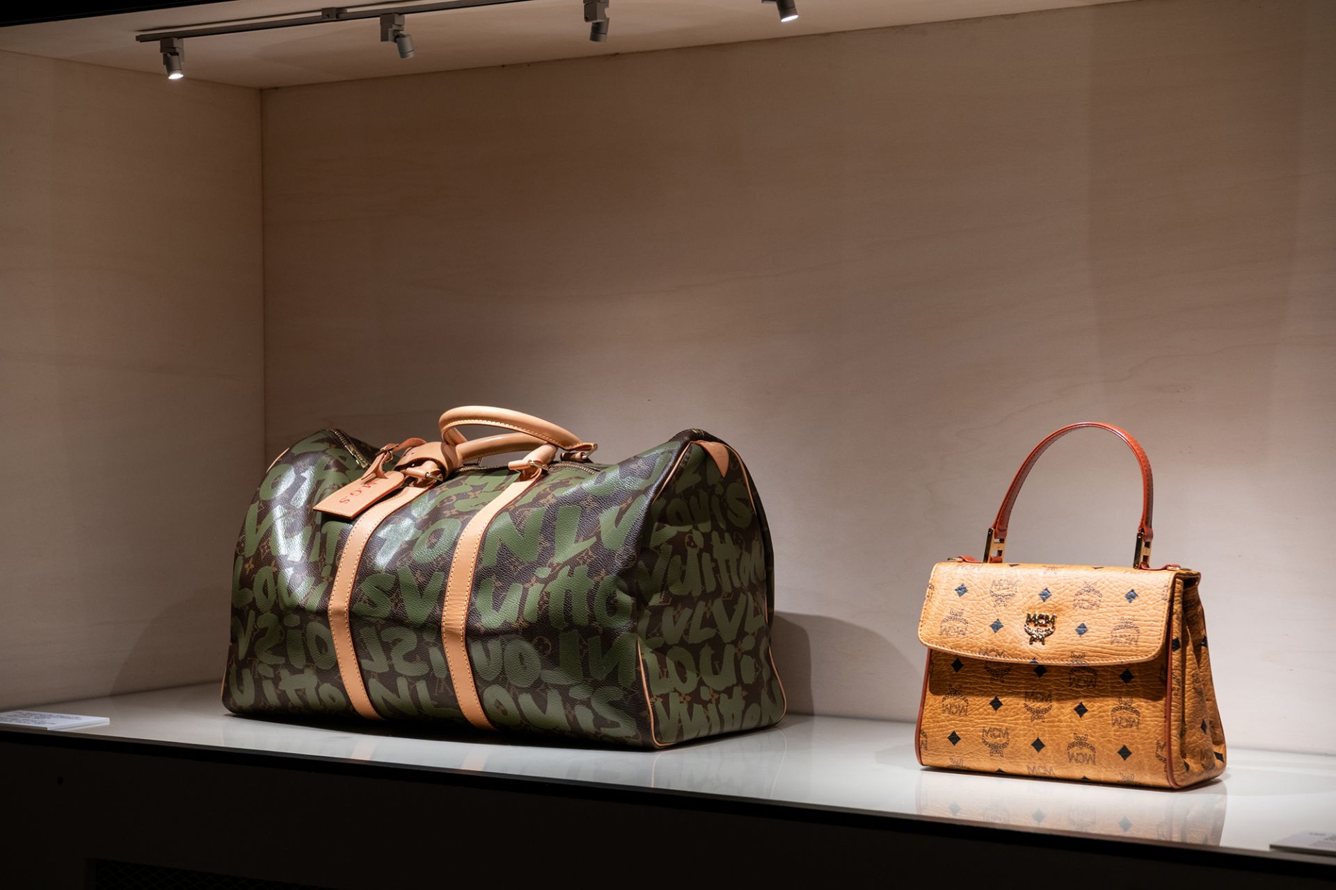 Reisetasche, Keepall 50,  Stephen Sprouse (Entwurf) für Louis Vuitton, Frankreich, 2001 und Handtasche mit abnehmbarem Schulterriemen, MCM, Deutschland, 2001