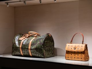 Reisetasche, Keepall 50,  Stephen Sprouse (Entwurf) für Louis Vuitton, Frankreich, 2001 und Handtasche mit abnehmbarem Schulterriemen, MCM, Deutschland, 2001