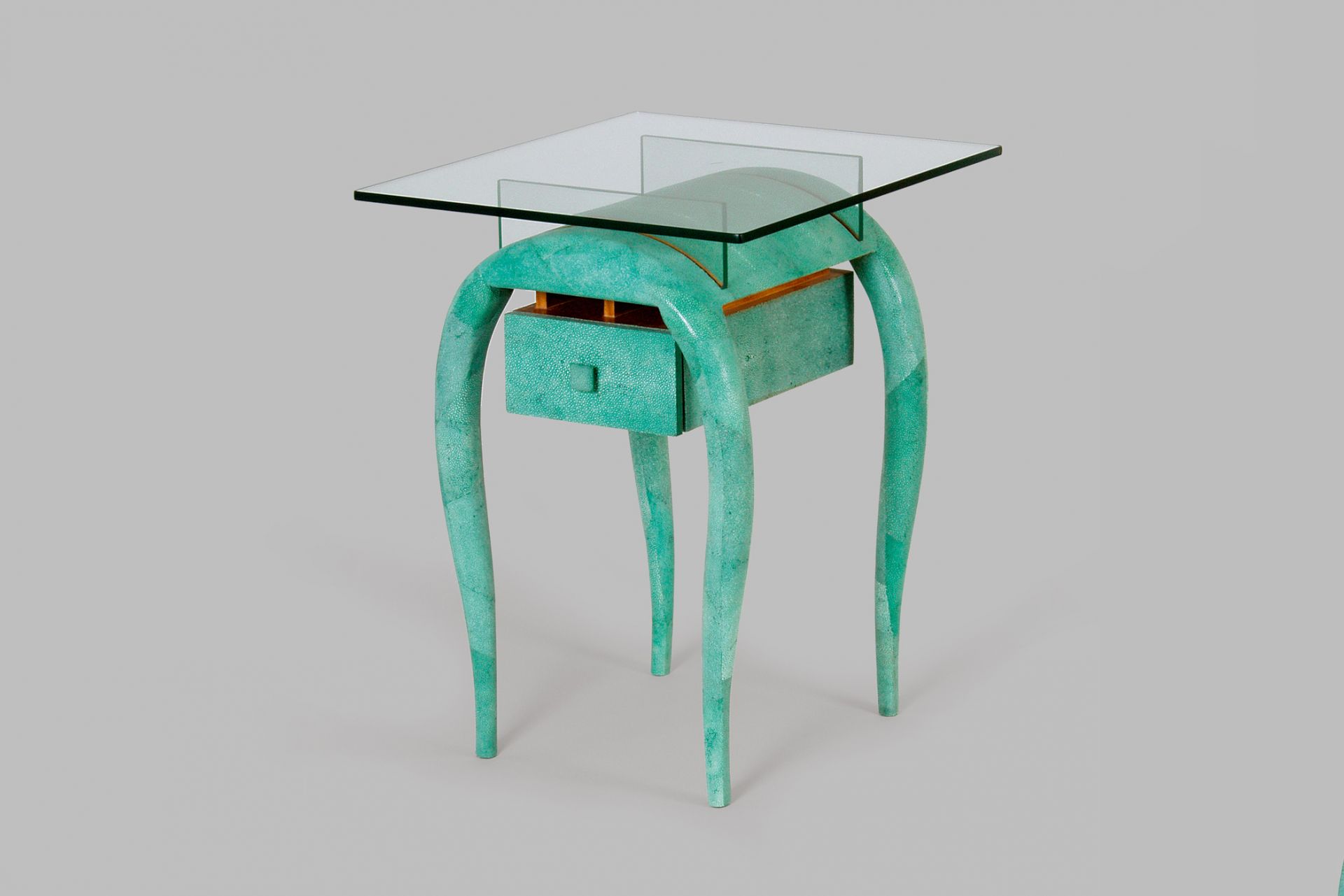 Beistelltisch, R&Y Augousti, Philippinen, 1994 &copy; Deutsches Ledermuseum, C. Perl-Appl